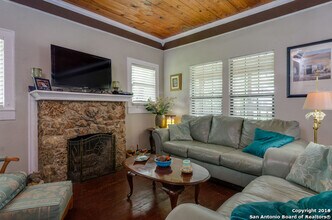 1050 W Coll St in New Braunfels, TX - Building Photo - Building Photo