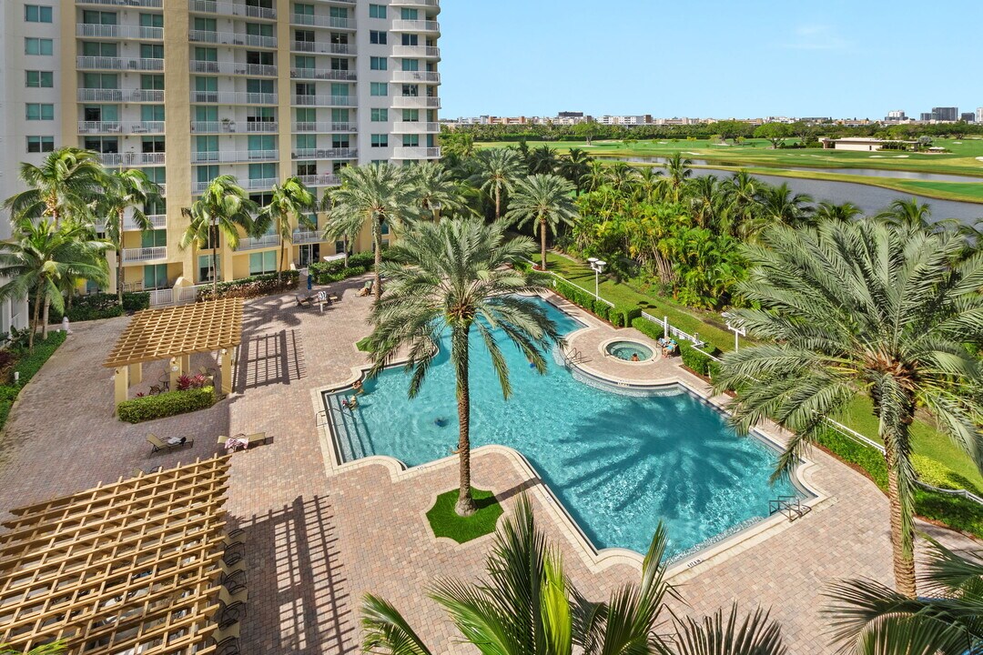 1755 E Hallandale Beach Blvd, Unit 501E in Hallandale Beach, FL - Foto de edificio