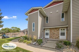 4502 Cinnamon Ridge Trl in Eagan, MN - Building Photo