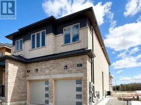 32 Winery Wy in Barrie, ON - Building Photo