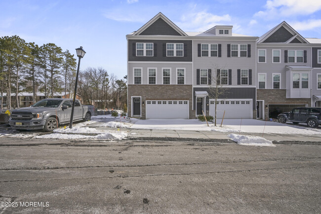 43 Wembley Wy in Tinton Falls, NJ - Building Photo - Building Photo