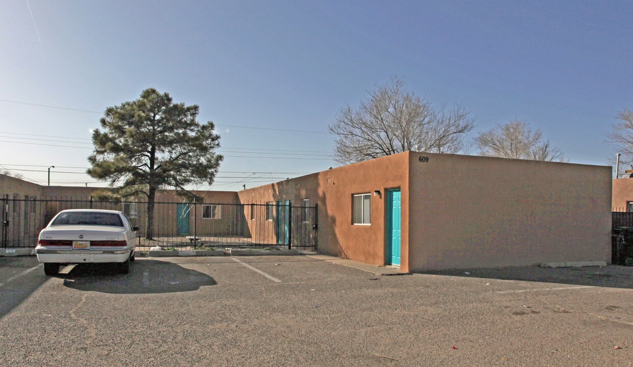 609 Chama St SE in Albuquerque, NM - Foto de edificio