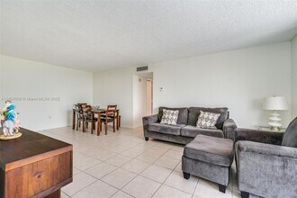 9310 Fontainebleau Blvd in Miami, FL - Building Photo - Building Photo