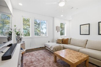 814 N Bluff Dr in Austin, TX - Foto de edificio - Building Photo