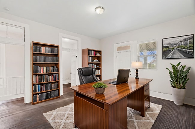 620 N Flores St in San Antonio, TX - Foto de edificio - Building Photo