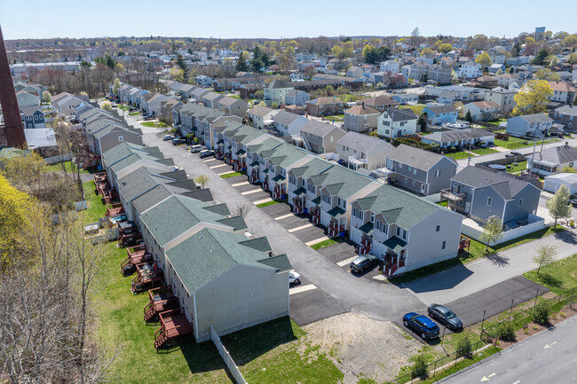 Buckingham Estates Townhomes in Fall River, MA - Building Photo - Building Photo