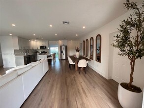 18361 NE 20th Pl in North Miami Beach, FL - Building Photo - Building Photo