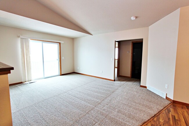 3111 8th St NE in Minot, ND - Building Photo - Building Photo