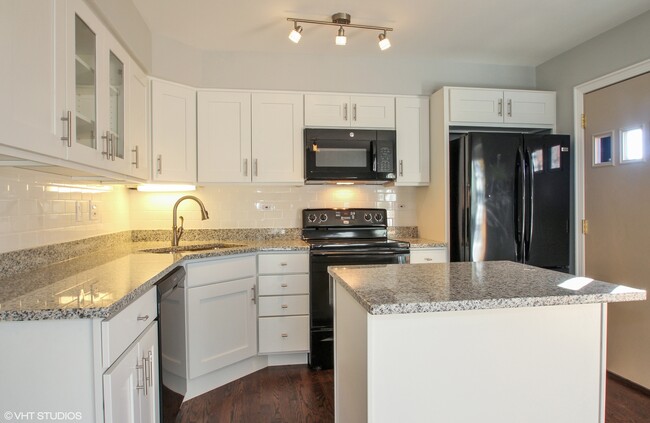 1732 Pickwick Ln in Glenview, IL - Building Photo - Building Photo