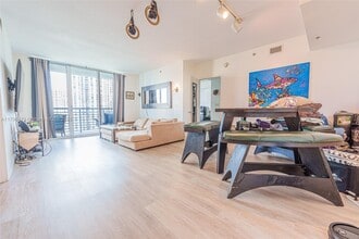 325 Biscayne Blvd in Miami, FL - Building Photo - Building Photo