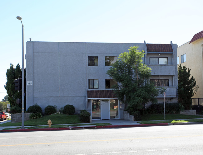 17302 Chatsworth St in Granada Hills, CA - Building Photo - Building Photo