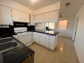 1380 Elaine Dr in Hanford, CA - Building Photo - Building Photo