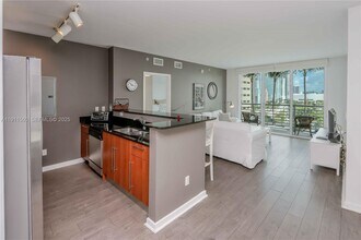 325 S Biscayne Blvd in Miami, FL - Building Photo - Building Photo