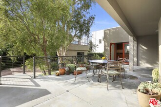 217 Ashland Ave in Santa Monica, CA - Foto de edificio - Building Photo