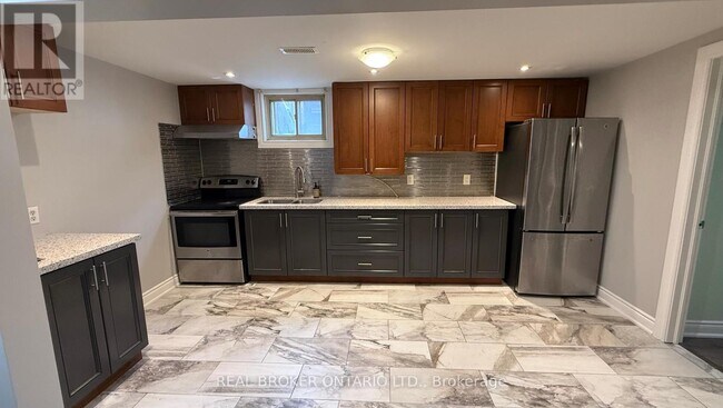 926 Flagship Dr in Mississauga, ON - Building Photo - Building Photo