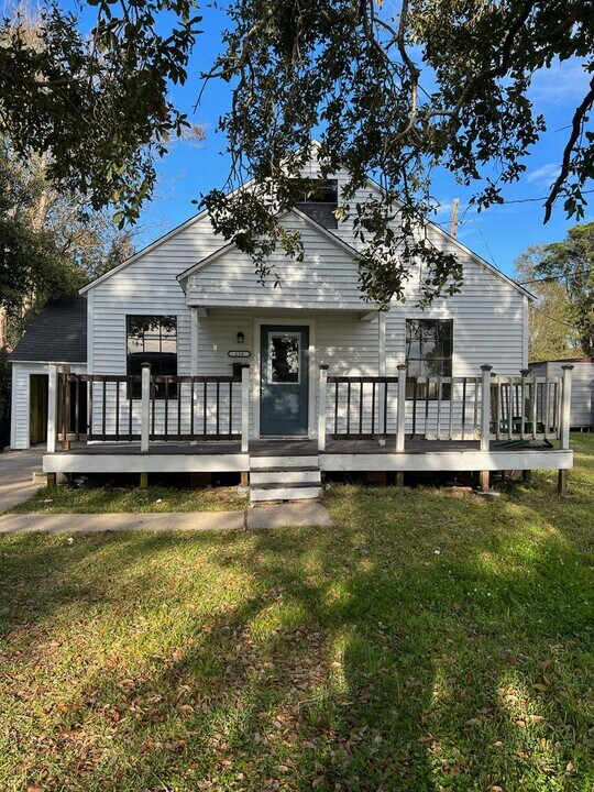 228 Hill Terrace Dr in Nederland, TX - Building Photo