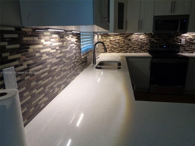 811 SW 12th Pl-Unit -1 in Fort Lauderdale, FL - Building Photo - Building Photo