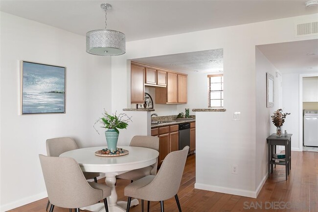 12051 Alta Carmel Ct, Unit 201 in San Diego, CA - Foto de edificio - Building Photo