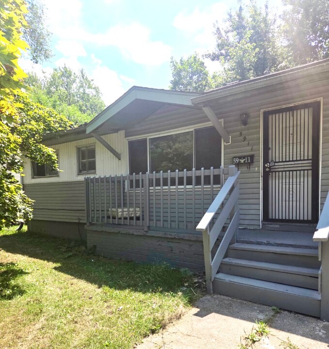 5911 Susan St in Flint, MI - Foto de edificio
