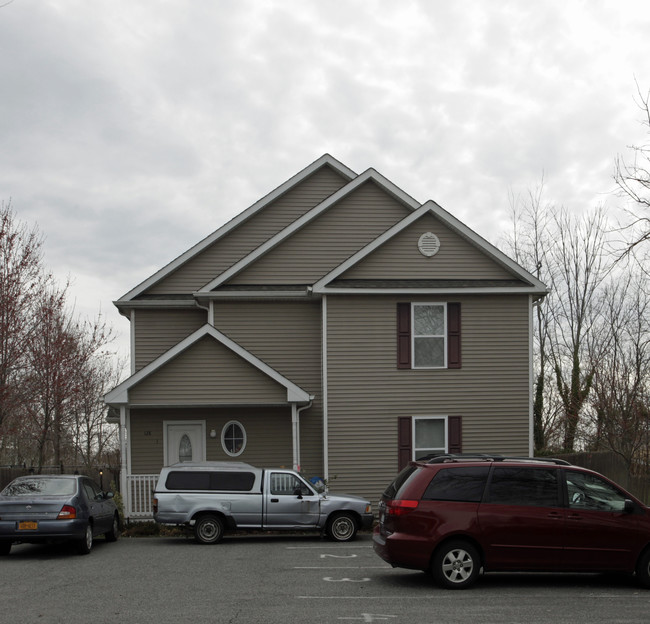 128 Sweezy Ave in Riverhead, NY - Building Photo - Building Photo