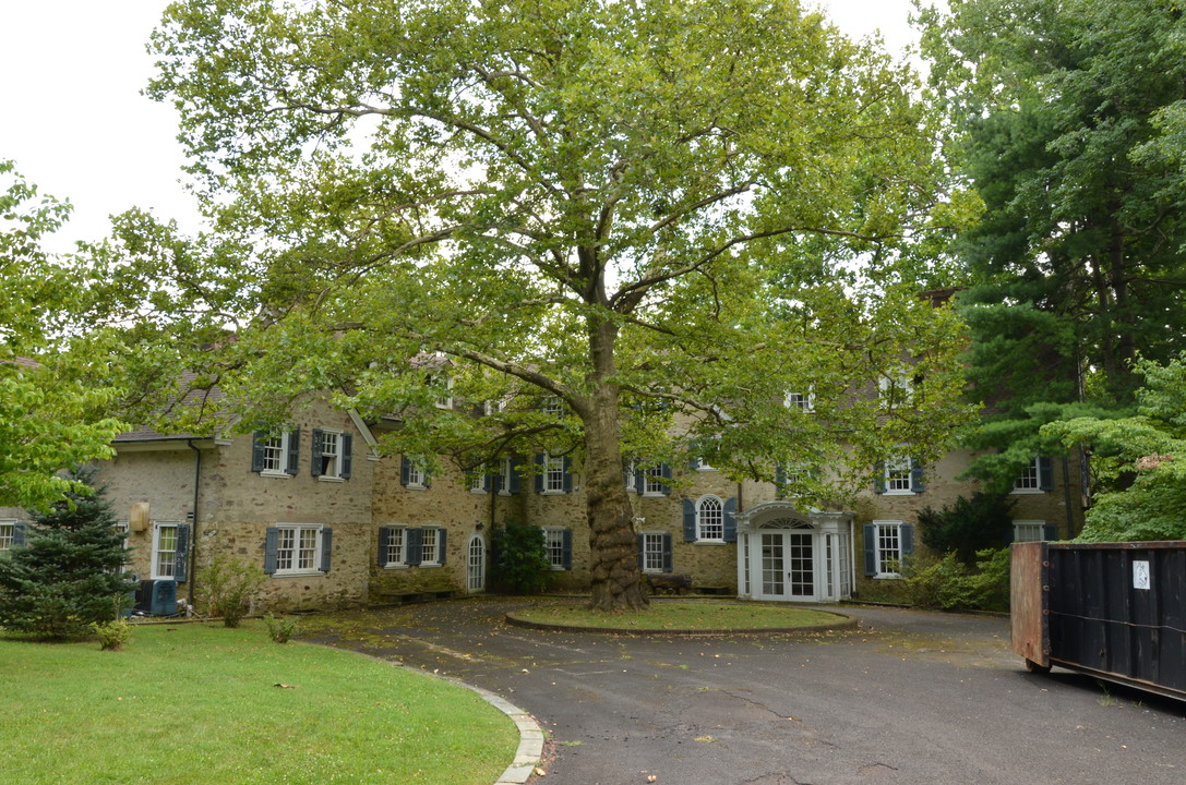 1901 E Pennsylvania Ave in Oreland, PA - Building Photo