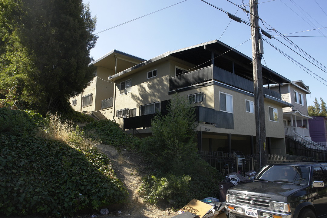 2262 Courtland Ave in Oakland, CA - Building Photo