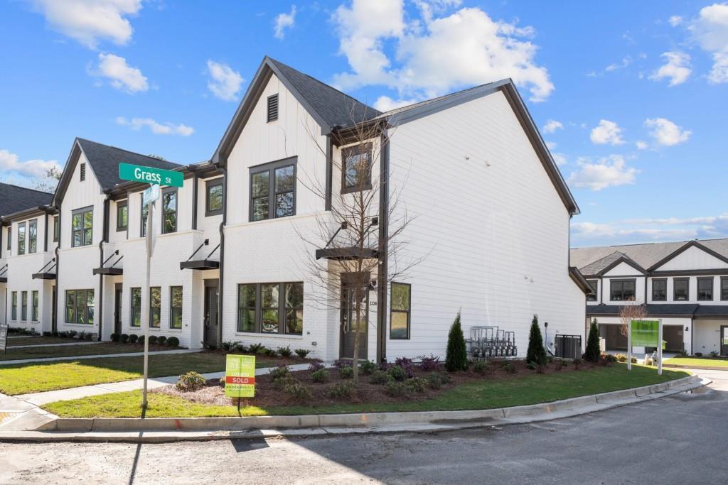 2426 Lakeshore Ln in Atlanta, GA - Building Photo