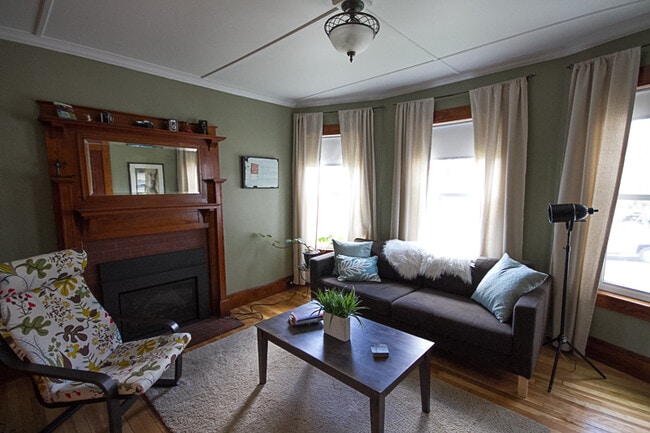 23 Hubbard St, Unit 23 Hubbard Street Apt 1 in Manchester, NH - Foto de edificio - Building Photo