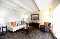 2BR, 1BA - 890 SF - Monaco South Apartamentos in Denver, Colorado