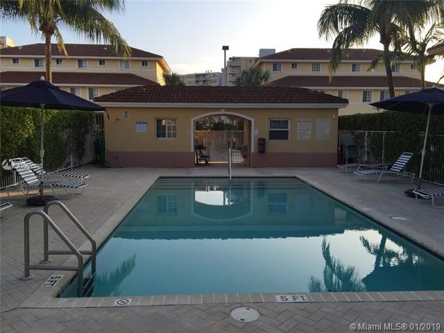 2066 NE 167th St-Unit -3-111 in North Miami Beach, FL - Building Photo