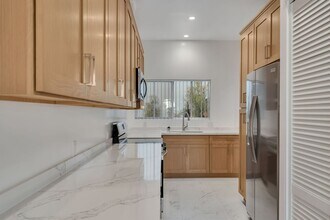 Elm Luxury Investments LLC in Beverly Hills, CA - Foto de edificio - Building Photo