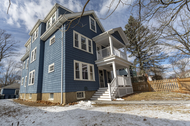 95 Bourne St, Unit 1 in Boston, MA - Foto de edificio - Building Photo