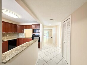 227 Lakeview Dr in Weston, FL - Building Photo - Building Photo
