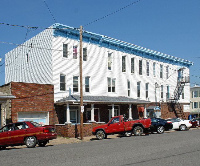 Margie's Coin Laundry in Mount Carmel, PA - Foto de edificio - Building Photo