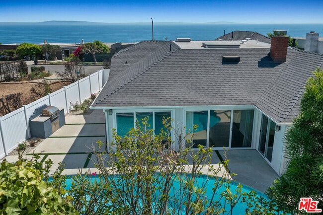 18133 Wakecrest Dr in Malibu, CA - Building Photo - Building Photo