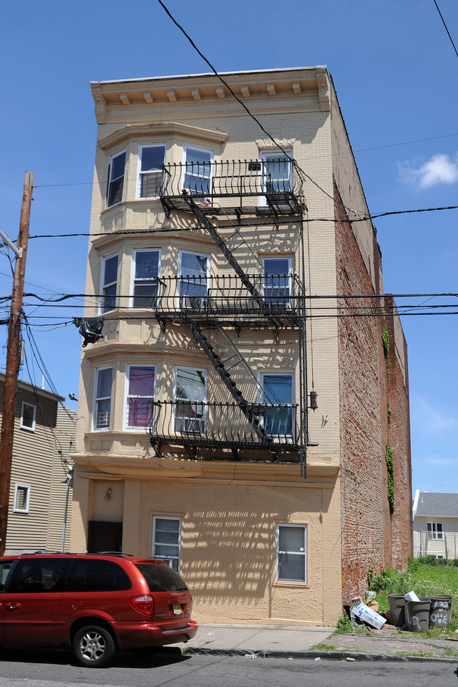 137 Governor St in Paterson, NJ - Foto de edificio - Building Photo