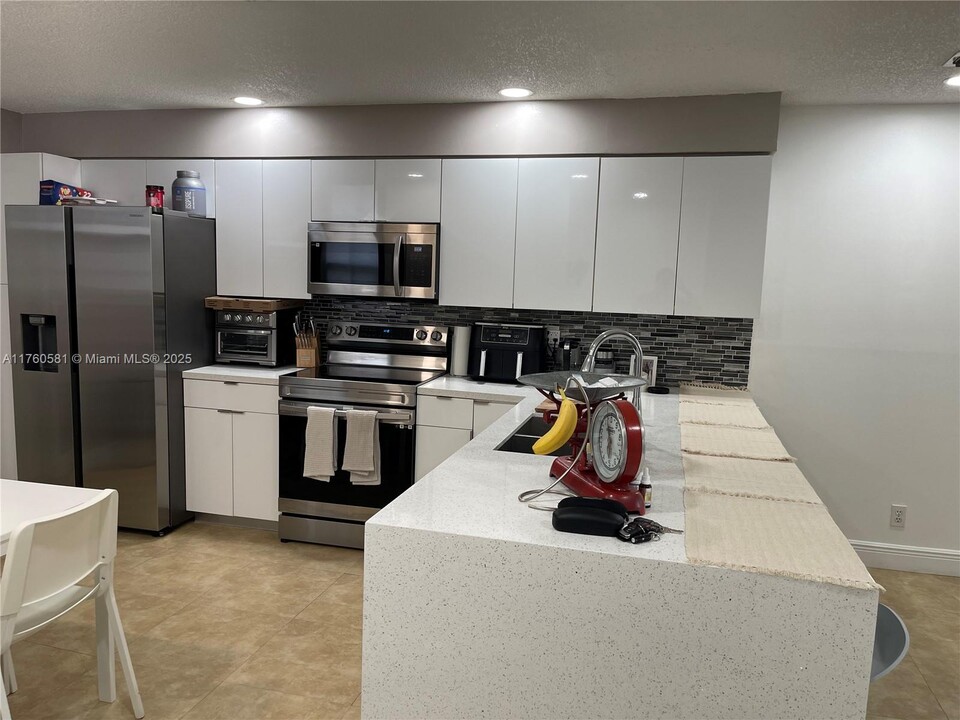 820 Sorrento Dr in Weston, FL - Building Photo