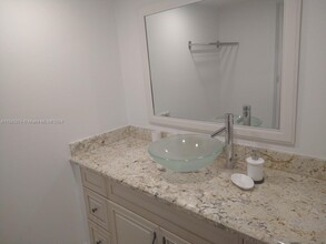 6039 Collins Ave, Unit 1714 in Miami Beach, FL - Building Photo - Building Photo