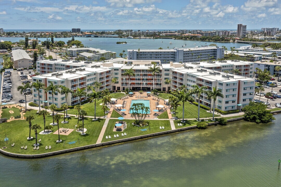 Waters Pointe in South Pasadena, FL - Foto de edificio