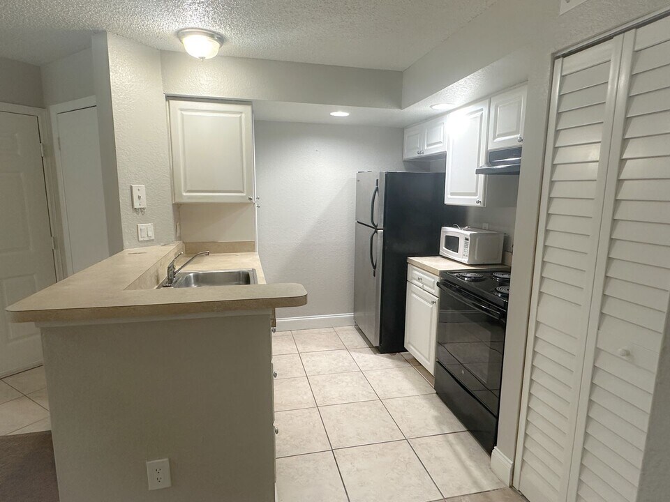 5773 Gatlin Ave-Unit -615 in Orlando, FL - Foto de edificio