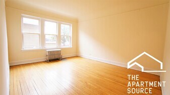 2948 N Albany Ave, Unit 1W in Chicago, IL - Building Photo