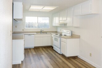 1413 Wrenwood Way in Madera, CA - Building Photo - Building Photo