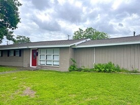 701 Gardenia Ln in Victoria, TX - Building Photo