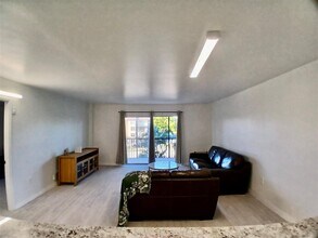 4164 Inverrary Dr, Unit 311 in Lauderhill, FL - Foto de edificio - Building Photo