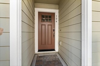 104 N Hummingbird Ln in San Mateo, CA - Building Photo - Building Photo