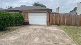 6804 S Creek Dr in Fort Worth, TX - Building Photo