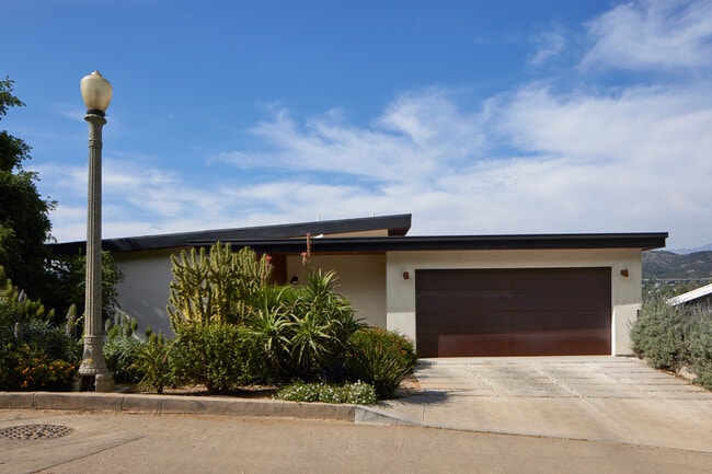 1571 Wildwood Dr in Los Angeles, CA - Building Photo - Building Photo