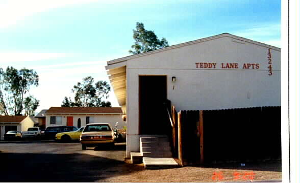 Teddy Lane Apartments in Phoenix, AZ - Building Photo