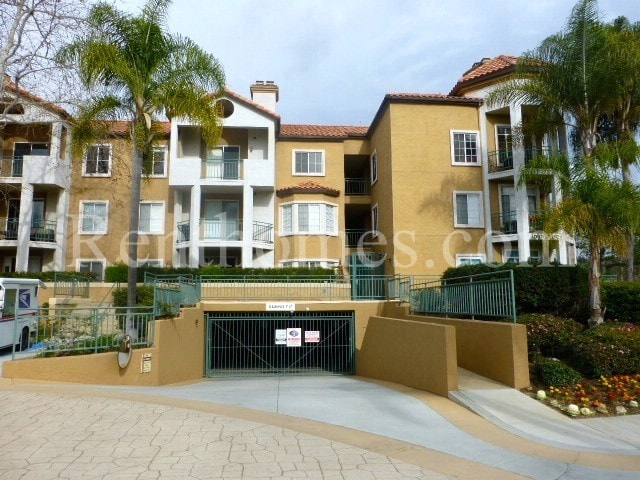 2220 Camino De La Reina in San Diego, CA - Building Photo - Building Photo