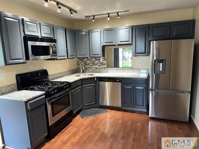 3 Folkstone Ct in North Brunswick, NJ - Building Photo - Building Photo